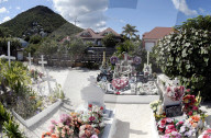 PEOPLE - Das Grab von Johnny Hallyday auf Saint Barthelemy ist komplett neu dekoriert worden