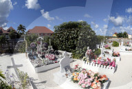 PEOPLE - Das Grab von Johnny Hallyday auf Saint Barthelemy ist komplett neu dekoriert worden