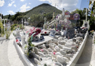 PEOPLE - Das Grab von Johnny Hallyday auf Saint Barthelemy ist komplett neu dekoriert worden
