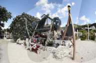 PEOPLE - Das Grab von Johnny Hallyday auf Saint Barthelemy ist komplett neu dekoriert worden