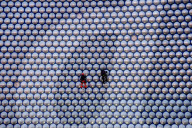 FEATURE -  Industriekletterer prüfen die Fassadenverkleidung am Kaufhaus Selfridges in Birmingham