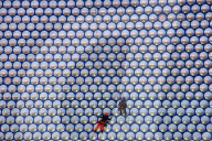 FEATURE -  Industriekletterer prüfen die Fassadenverkleidung am Kaufhaus Selfridges in Birmingham