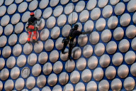 FEATURE -  Industriekletterer prüfen die Fassadenverkleidung am Kaufhaus Selfridges in Birmingham