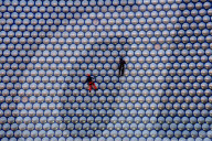 FEATURE -  Industriekletterer prüfen die Fassadenverkleidung am Kaufhaus Selfridges in Birmingham