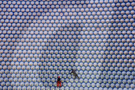 FEATURE -  Industriekletterer prüfen die Fassadenverkleidung am Kaufhaus Selfridges in Birmingham