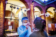 NEWS - Coronavirus: Tests in einem eigentlich geschlossenem Cafe in Den Haag