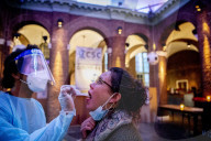 NEWS - Coronavirus: Tests in einem eigentlich geschlossenem Cafe in Den Haag