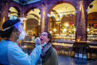 NEWS - Coronavirus: Tests in einem eigentlich geschlossenem Cafe in Den Haag