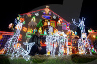 FEATURE -  Da staunt die Nachbarschaft: Lee und Paul Brailsford schalten die Weihnachtsbeleuchtung an ihrem Haus in Bristol ein