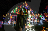 FEATURE -  Da staunt die Nachbarschaft: Lee und Paul Brailsford schalten die Weihnachtsbeleuchtung an ihrem Haus in Bristol ein