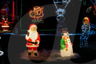 FEATURE -  Da staunt die Nachbarschaft: Lee und Paul Brailsford schalten die Weihnachtsbeleuchtung an ihrem Haus in Bristol ein