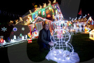 FEATURE -  Da staunt die Nachbarschaft: Lee und Paul Brailsford schalten die Weihnachtsbeleuchtung an ihrem Haus in Bristol ein