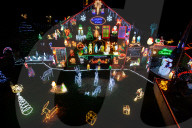 FEATURE -  Da staunt die Nachbarschaft: Lee und Paul Brailsford schalten die Weihnachtsbeleuchtung an ihrem Haus in Bristol ein