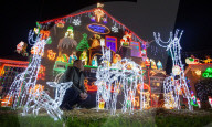 FEATURE -  Da staunt die Nachbarschaft: Lee und Paul Brailsford schalten die Weihnachtsbeleuchtung an ihrem Haus in Bristol ein