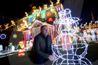 FEATURE -  Da staunt die Nachbarschaft: Lee und Paul Brailsford schalten die Weihnachtsbeleuchtung an ihrem Haus in Bristol ein