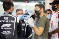 SPORT - Verunfallter Formel-1-Pilot Romain Grosjean mit eingebundenen Händen in Bahrain