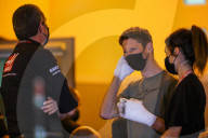 SPORT - Verunfallter Formel-1-Pilot Romain Grosjean mit eingebundenen Händen in Bahrain