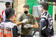 SPORT - Verunfallter Formel-1-Pilot Romain Grosjean mit eingebundenen Händen in Bahrain