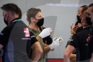 SPORT - Verunfallter Formel-1-Pilot Romain Grosjean mit eingebundenen Händen in Bahrain