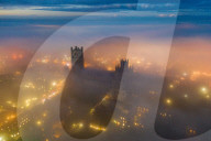 FEATURE - Majestätisch in Nebel gehüllte Kathedrale von Ely, Cambridgeshire