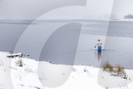 FEATURE - Abgehärtet: John Keogh nimmt ein Bad im eisigen Wasser des Harperrig Reservoir