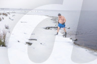 FEATURE - Abgehärtet: John Keogh nimmt ein Bad im eisigen Wasser des Harperrig Reservoir
