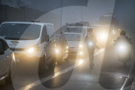 FEATURE - London erwacht im Nebel