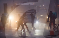 FEATURE - London erwacht im Nebel