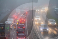 FEATURE - London erwacht im Nebel