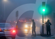 FEATURE - London erwacht im Nebel