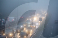 FEATURE - London erwacht im Nebel