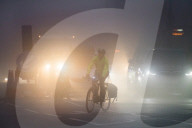FEATURE - London erwacht im Nebel