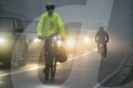 FEATURE - London erwacht im Nebel