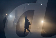 FEATURE - London erwacht im Nebel