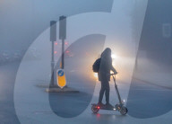 FEATURE - London erwacht im Nebel