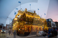 FEATURE - Weihnachtsdeko extrem am Pup The Churchill Arms in London