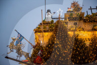 FEATURE - Weihnachtsdeko extrem am Pup The Churchill Arms in London