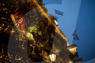 FEATURE - Weihnachtsdeko extrem am Pup The Churchill Arms in London