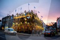 FEATURE - Weihnachtsdeko extrem am Pup The Churchill Arms in London