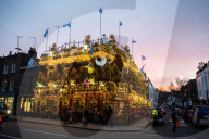 FEATURE - Weihnachtsdeko extrem am Pup The Churchill Arms in London