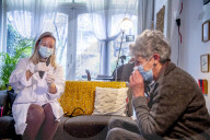 NEWS - Coronavirus:  Eine Allgemeinärztin führt in Rotterdam einen Corona-Test daheim durch