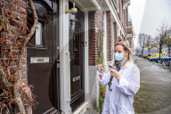 NEWS - Coronavirus:  Eine Allgemeinärztin führt in Rotterdam einen Corona-Test daheim durch