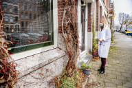 NEWS - Coronavirus:  Eine Allgemeinärztin führt in Rotterdam einen Corona-Test daheim durch