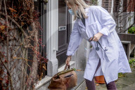 NEWS - Coronavirus:  Eine Allgemeinärztin führt in Rotterdam einen Corona-Test daheim durch