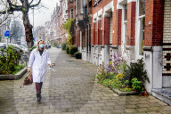 NEWS - Coronavirus:  Eine Allgemeinärztin führt in Rotterdam einen Corona-Test daheim durch