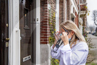 NEWS - Coronavirus:  Eine Allgemeinärztin führt in Rotterdam einen Corona-Test daheim durch