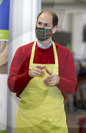ROYALS -  Sophie und Prinz Edward helfen bei der Zubereitung von Essen bei Foodwise in Woking