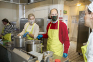 ROYALS -  Sophie und Prinz Edward helfen bei der Zubereitung von Essen bei Foodwise in Woking