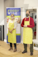 ROYALS -  Sophie und Prinz Edward helfen bei der Zubereitung von Essen bei Foodwise in Woking