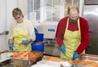 ROYALS -  Sophie und Prinz Edward helfen bei der Zubereitung von Essen bei Foodwise in Woking